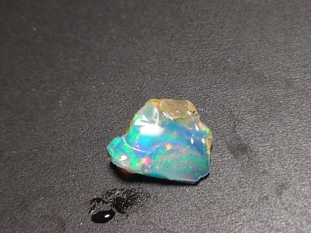 エチオピアウェロ産　チョークオパール　原石　鉱物標本　虹