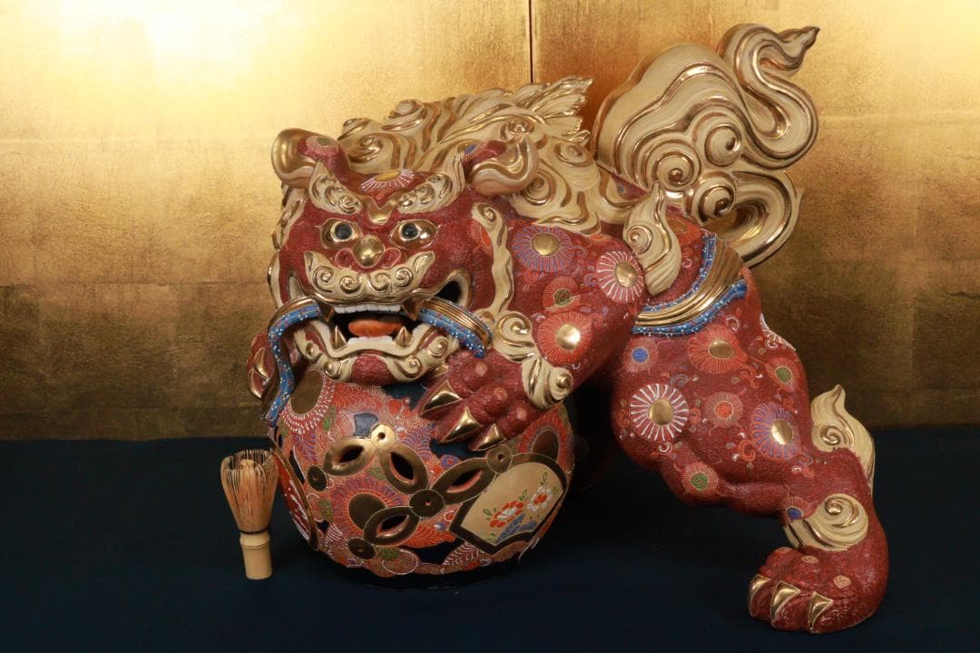 九谷焼　色絵金彩　玉乗り獅子　置物　床飾　高さ45㎝　巾56㎝　大型 BE948