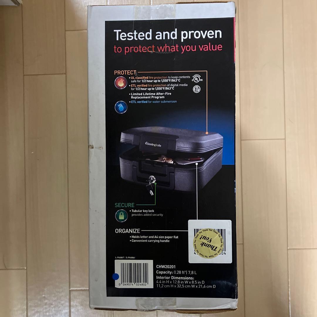 【新品保証付】セントリー日本 CHW20201 ポータブル金庫 耐火 耐水 鍵式