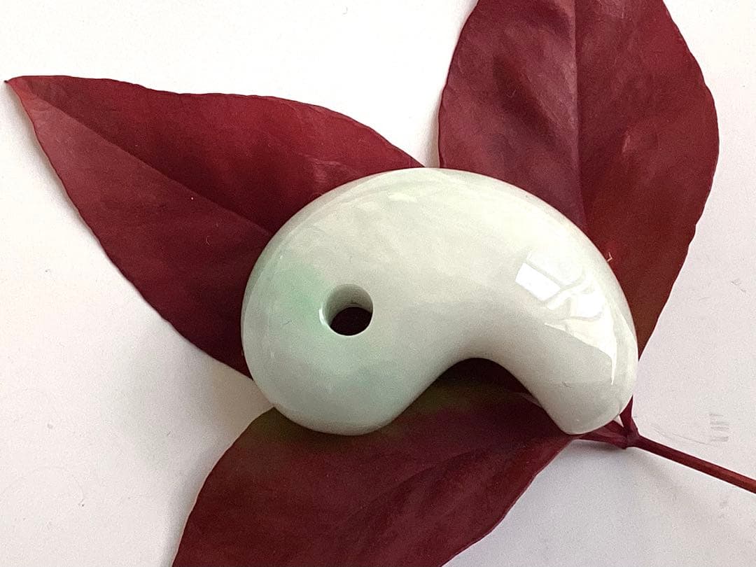 ✳premiumシリーズ一流の勾玉　糸魚川翡翠　再結晶線入り　御守りに鑑別書付‼️