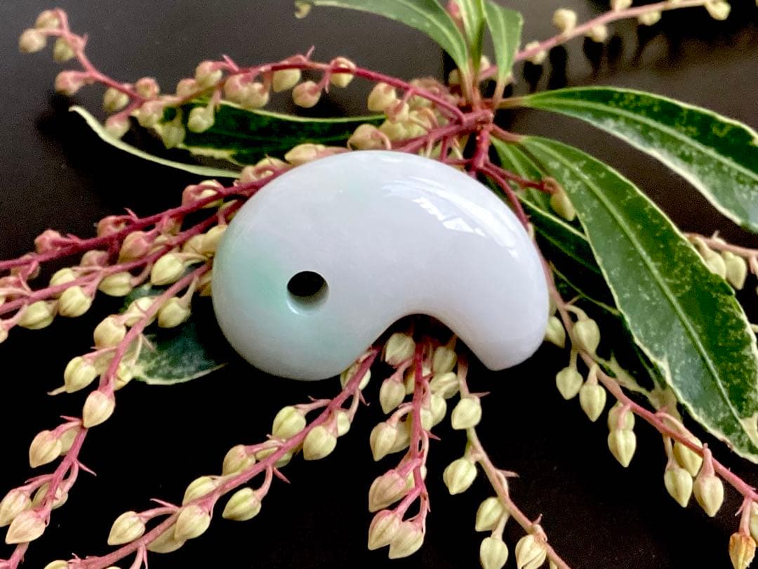 ✳premiumシリーズ一流の勾玉　糸魚川翡翠　再結晶線入り　御守りに鑑別書付‼️