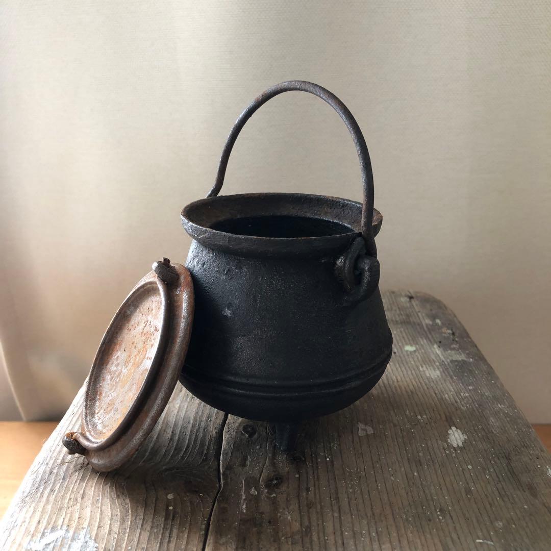 古い小さな鉄鍋（釜）　三ツ足　蓋付き　アンティーク　フランス　蚤の市　no.99