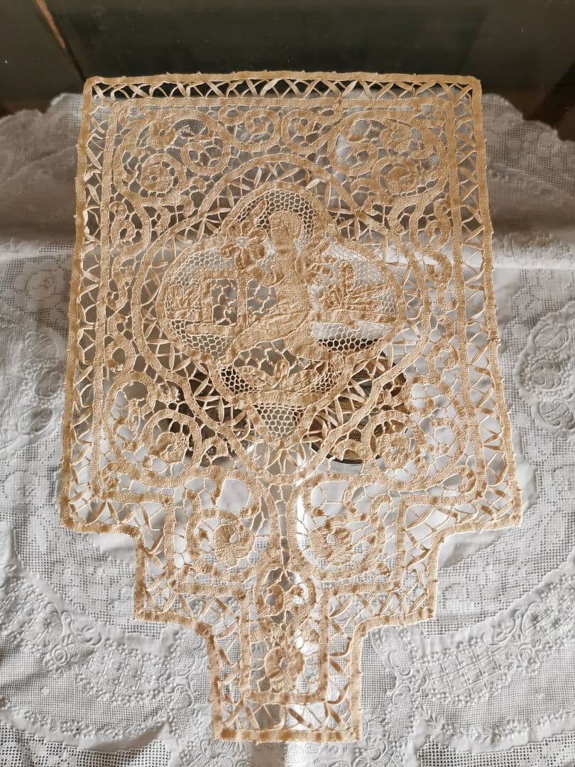 アンティークイタリア カントゥーレース 花を運ぶ草原のエンジェル トレイクロス