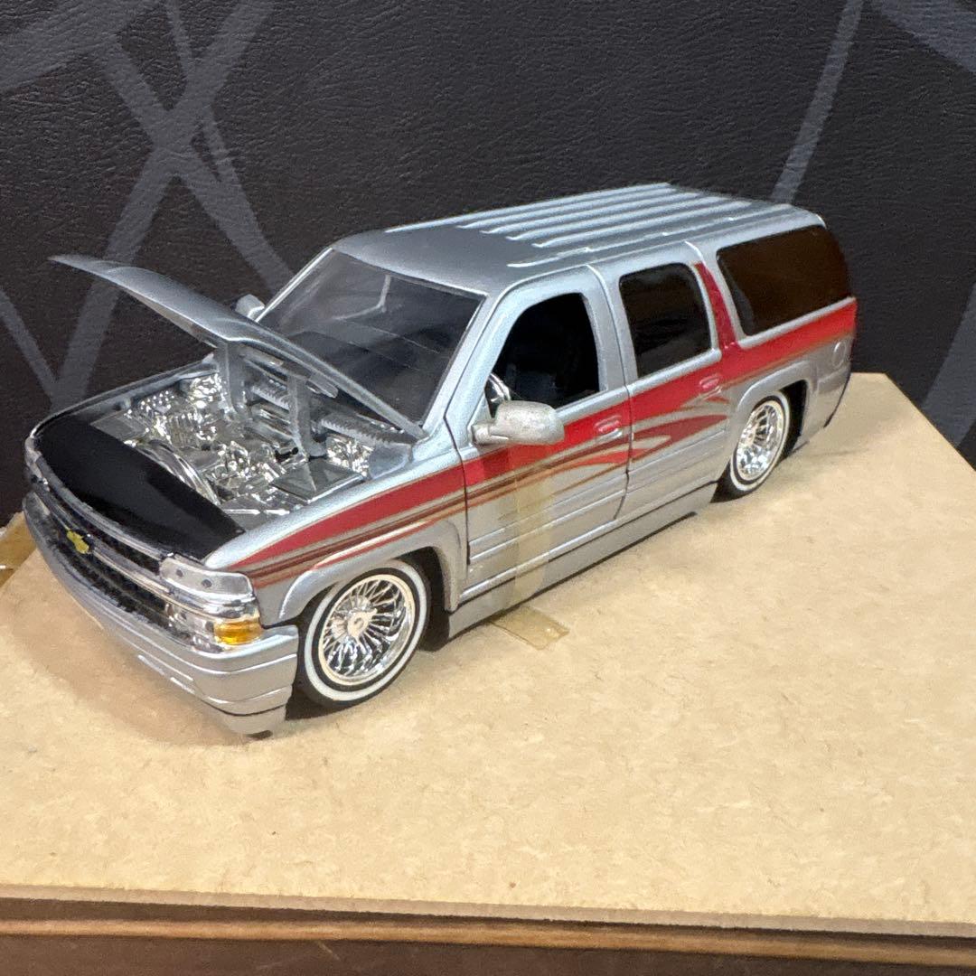 最終値下げ　2000 Chevy Suburban Lowrider 1:24