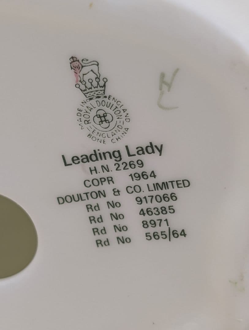 ✨️ロイヤル・ドルトン✨️フィギュリン Leading Lady HN 2269