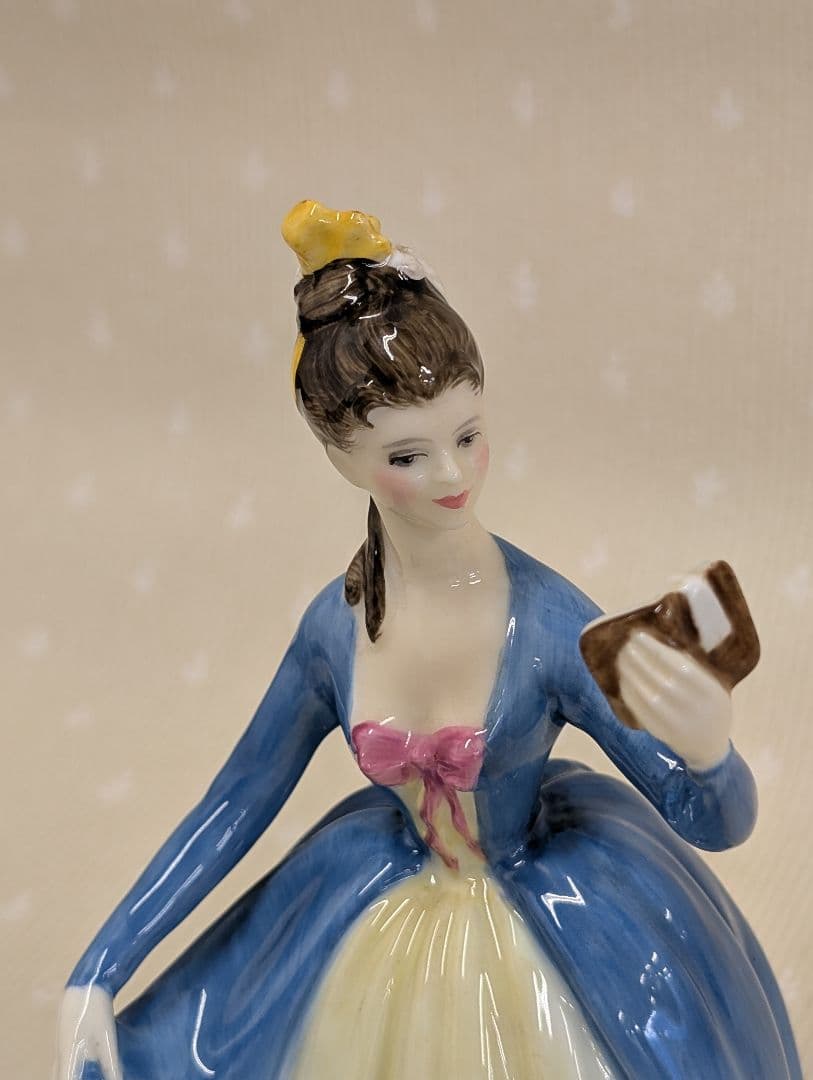 ✨️ロイヤル・ドルトン✨️フィギュリン Leading Lady HN 2269