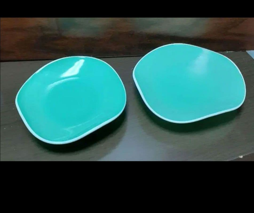 緑色の不規則な形の皿 ３０cm弱大皿一枚と１５cm中皿５枚のセット