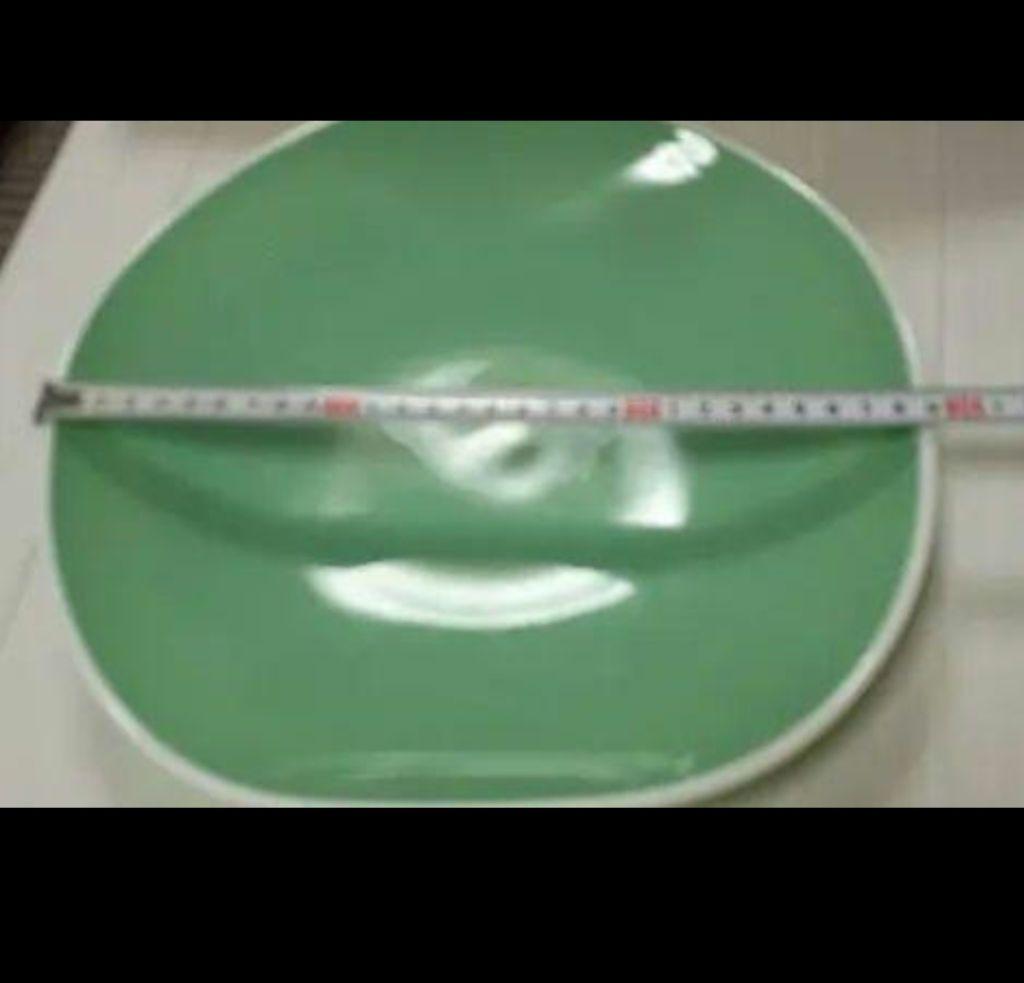 緑色の不規則な形の皿 ３０cm弱大皿一枚と１５cm中皿５枚のセット