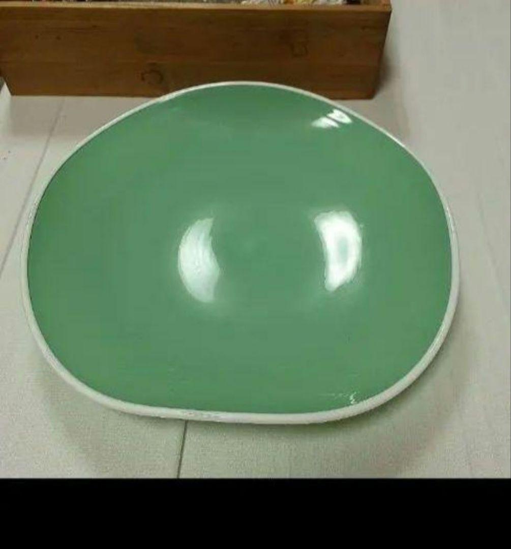 緑色の不規則な形の皿 ３０cm弱大皿一枚と１５cm中皿５枚のセット