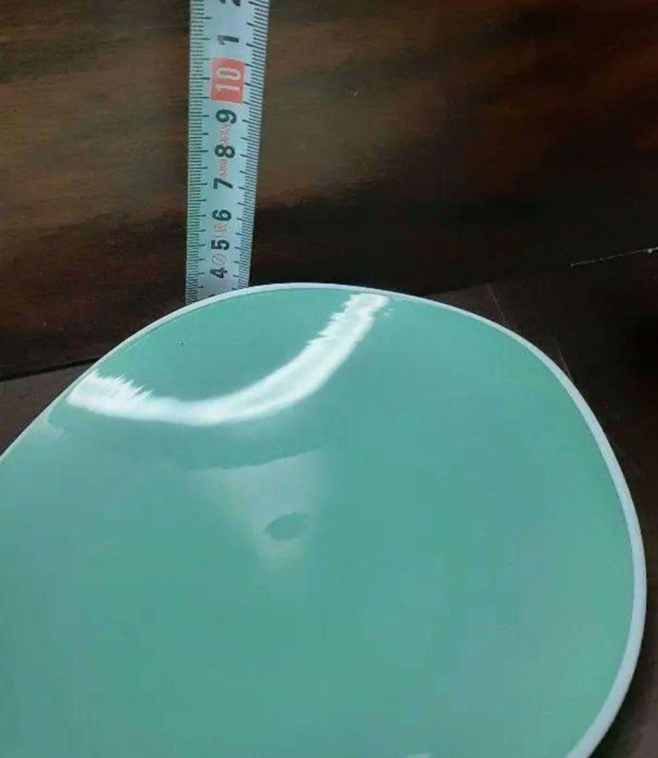 緑色の不規則な形の皿 ３０cm弱大皿一枚と１５cm中皿５枚のセット