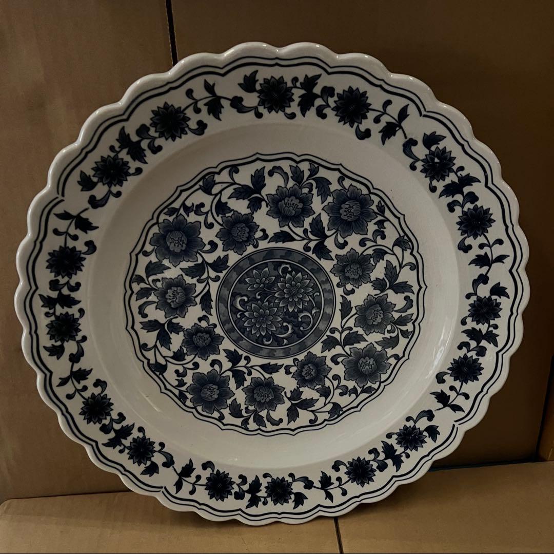 青い花柄の陶器皿