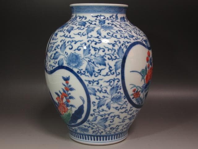 【セール】☆　12代今泉今右衛門　錦唐花模様花瓶　存在感ある一品です☆y252