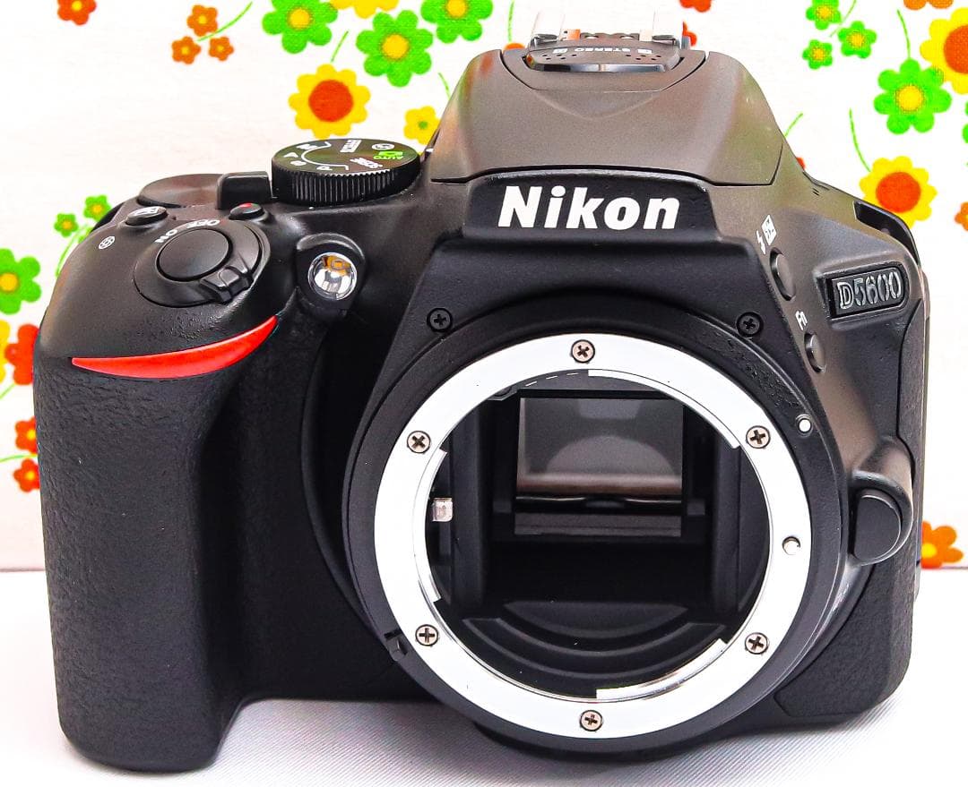 美品 ニコン Nikon D5600☆スマホに転送☆高性能一眼レフ☆自撮り可能！