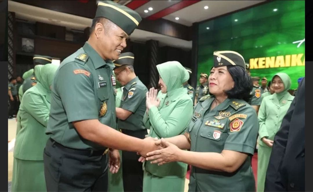 インドネシア国軍　陸軍の帽子2種とベルト　TNI
