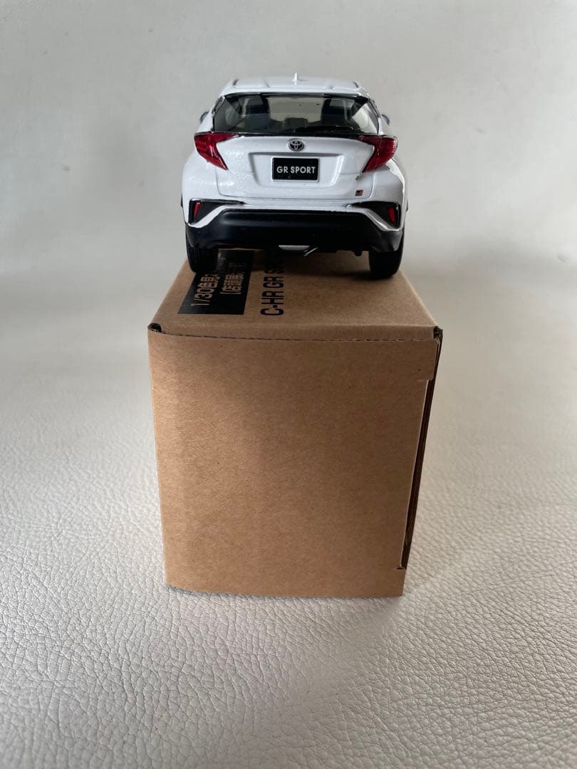 トヨタ C-HR GRスポーツ ① 070 ホワイトパールクリスタルシャイン