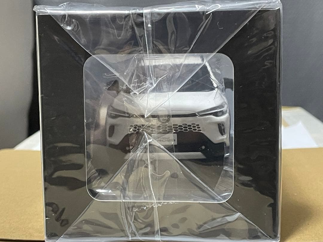 新型カローラクロス ミニカー ホワイトパール