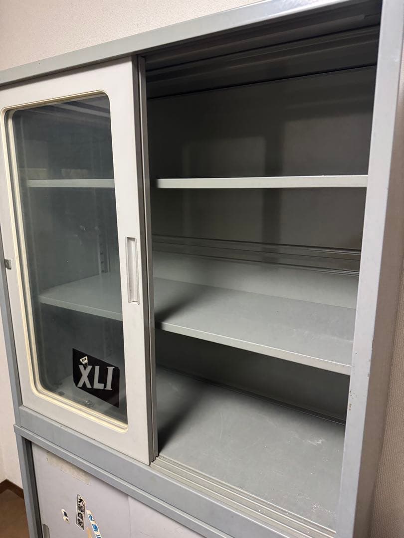 グレー スチールキャビネット ガラス扉付き