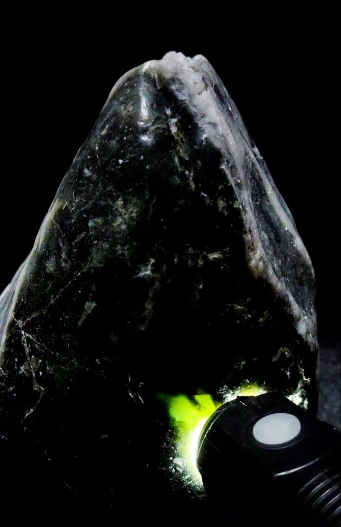 ★翡翠原石★糸魚川【コン・ザ・ワスーカル底カット3844ｇ】