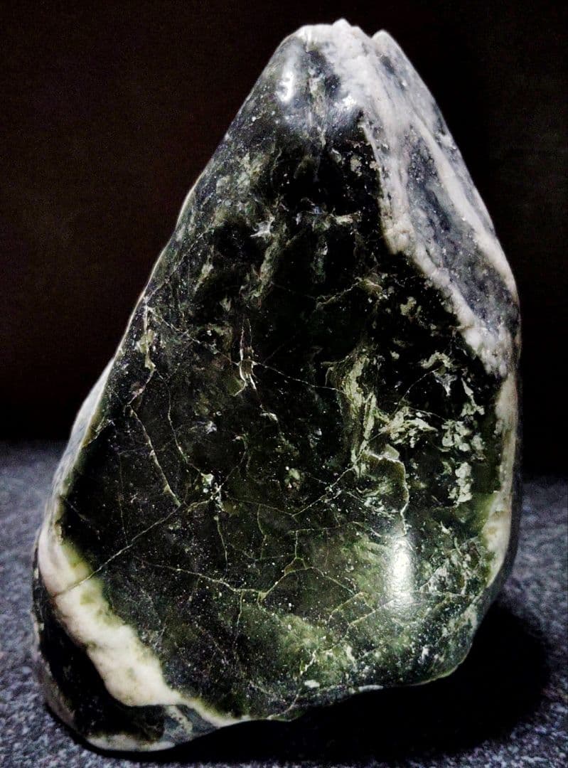 ★翡翠原石★糸魚川【コン・ザ・ワスーカル底カット3844ｇ】