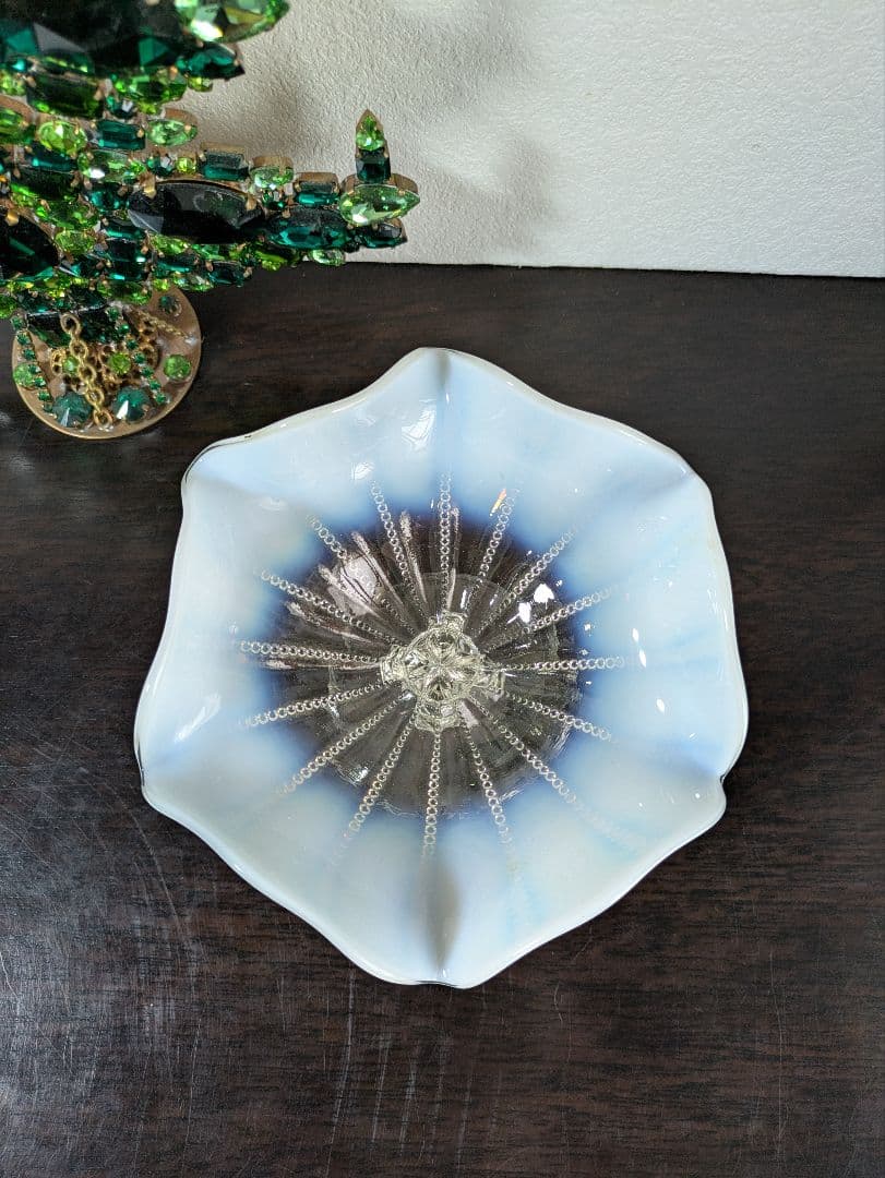 Northwood ホワイトオパルセント　花びら型 ガラスコンポート