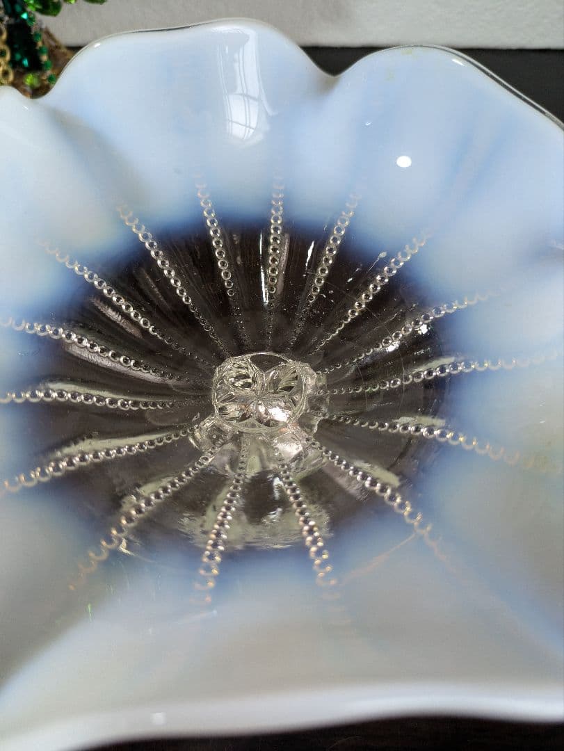 Northwood ホワイトオパルセント　花びら型 ガラスコンポート