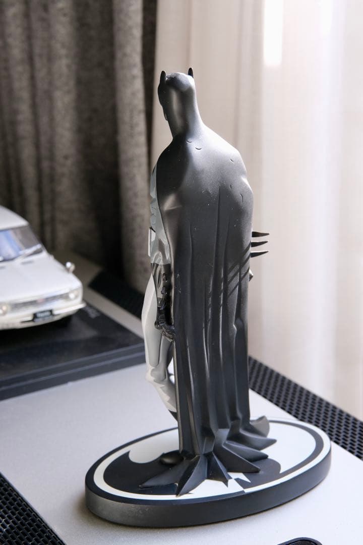 ＤＣバットマン ヘルボーイ ブラック＆ホワイト フィギュア マイク・ミニョーラ