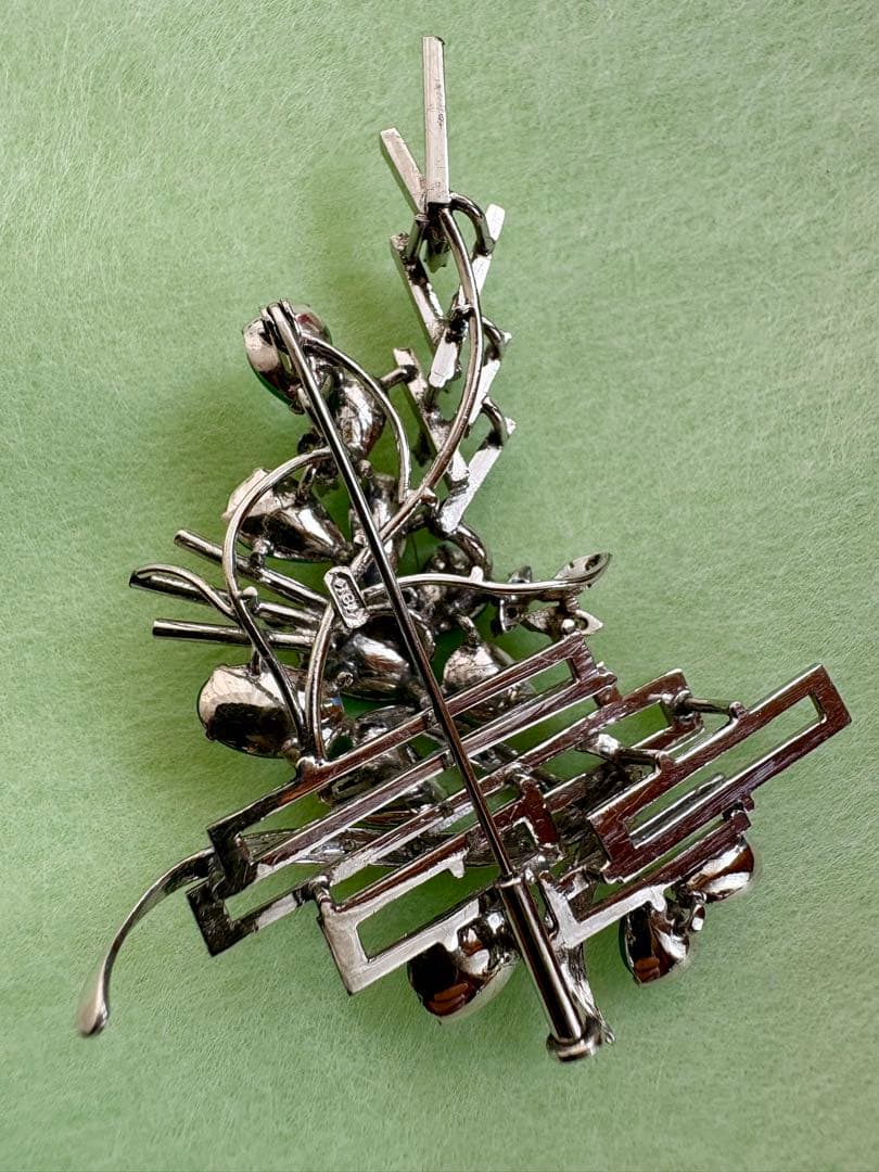 18K ブローチ 翡翠 緑の石