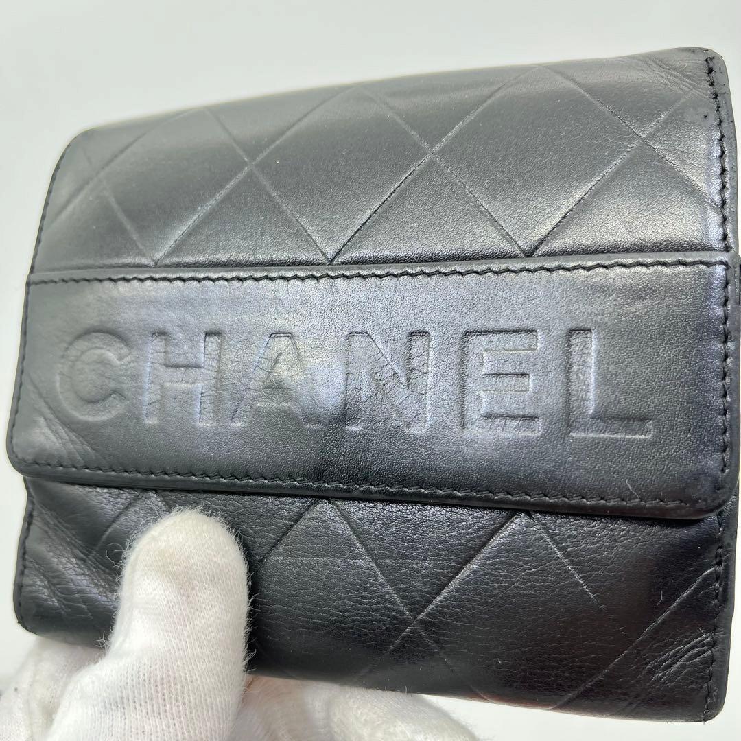 CHANEL 二つ折り財布 コンパクト ロゴ型押し 黒 レザー キルティング