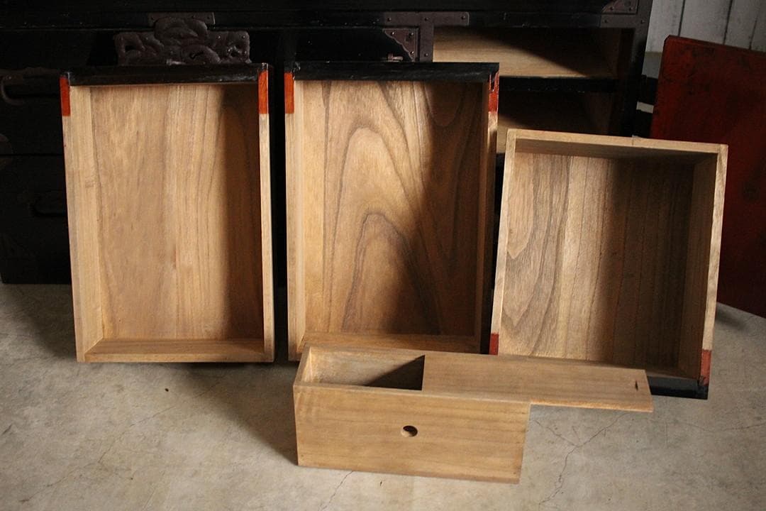 綺麗な打ち出し金具時代庄内箪笥　扉付き　時代箪笥　時代家具　古家具　古タンス