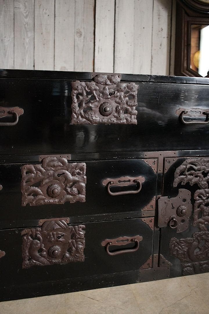 綺麗な打ち出し金具時代庄内箪笥　扉付き　時代箪笥　時代家具　古家具　古タンス