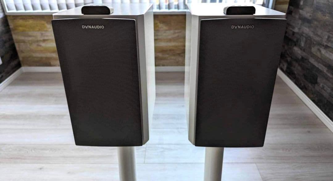 Dynaudio Xeo 4フロアスピーカーとスタンド2個セット、サテンホワイト