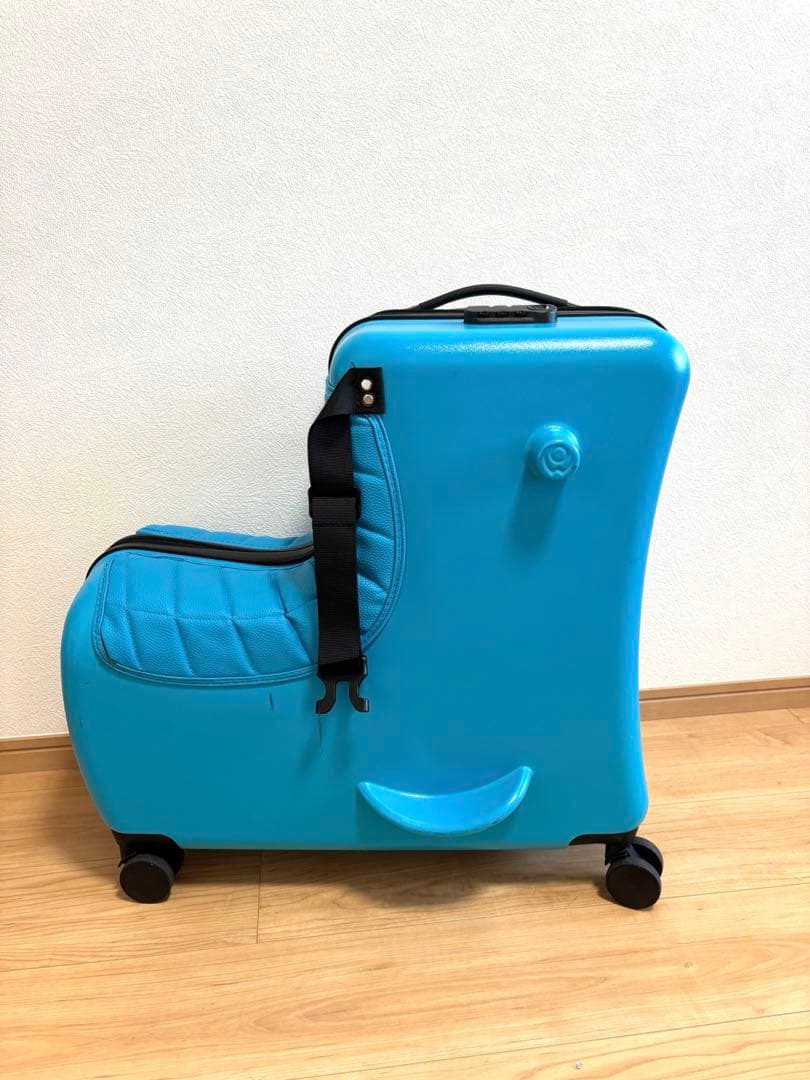 乗れるキャリーケース　青