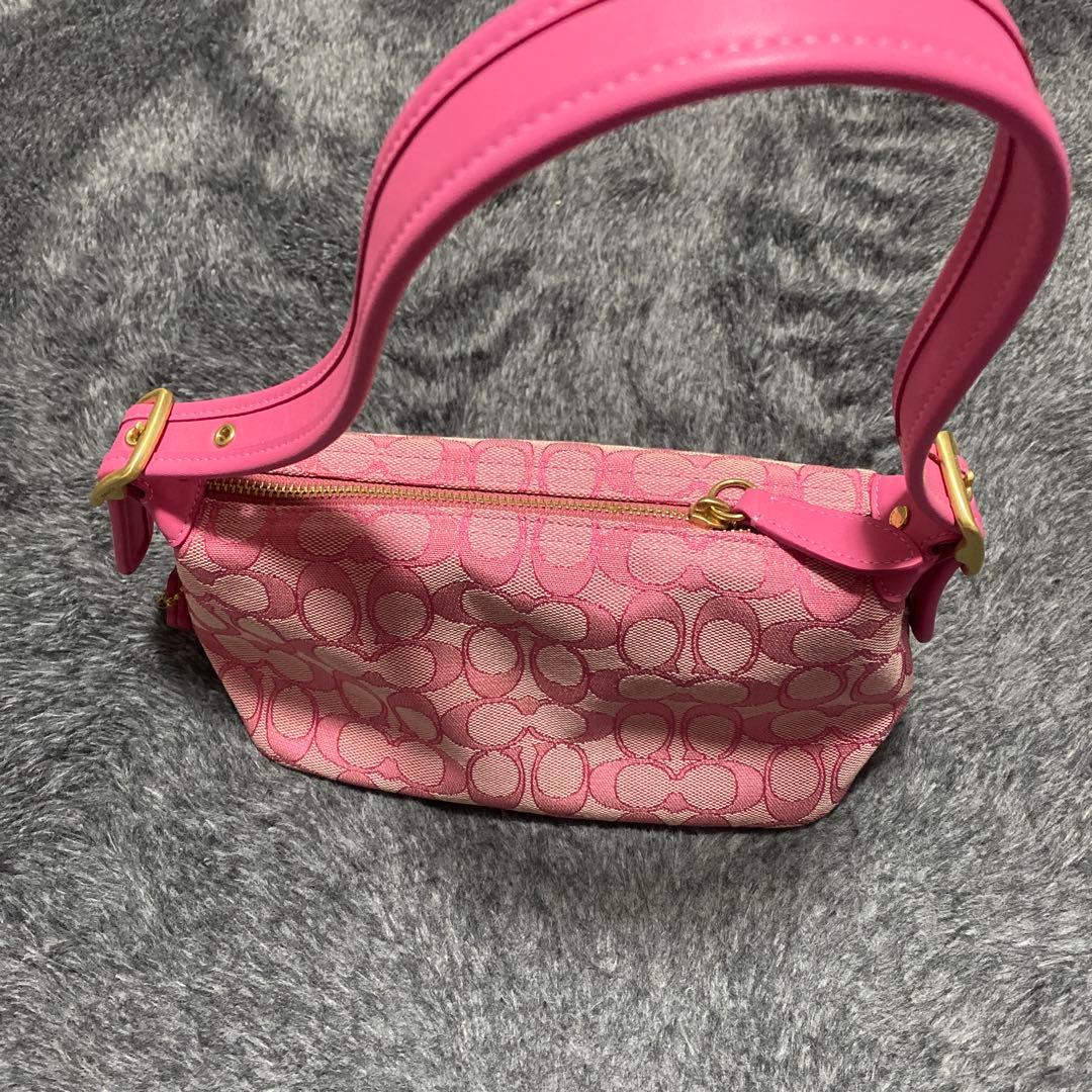 ピンク ロゴ入り ハンドバッグ