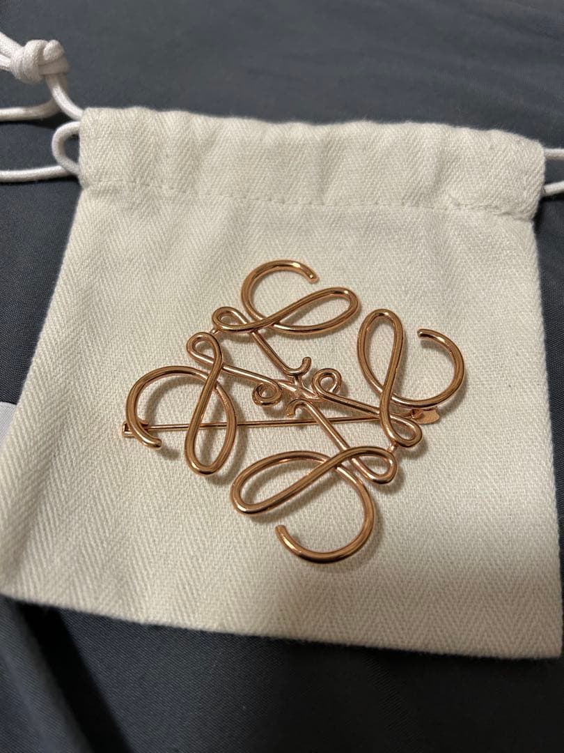 【大人気】LOEWE ローズゴールドブローチ