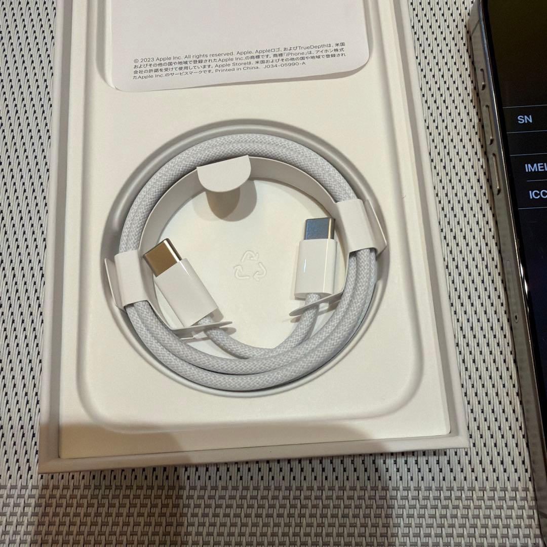 iPhone 15 Pro Max 本体 ナチュラルチタニウム　充電ケーブル付き