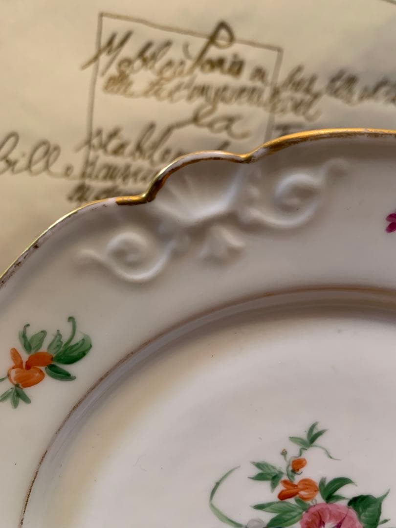 ロイヤルコペンハーゲン　レアな1820年〜アンティークの花柄エンボス加工のお皿！