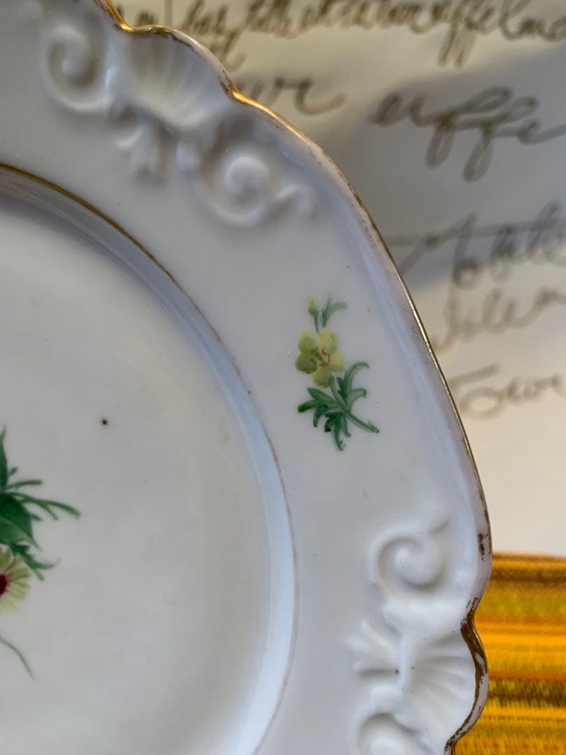 ロイヤルコペンハーゲン　レアな1820年〜アンティークの花柄エンボス加工のお皿！