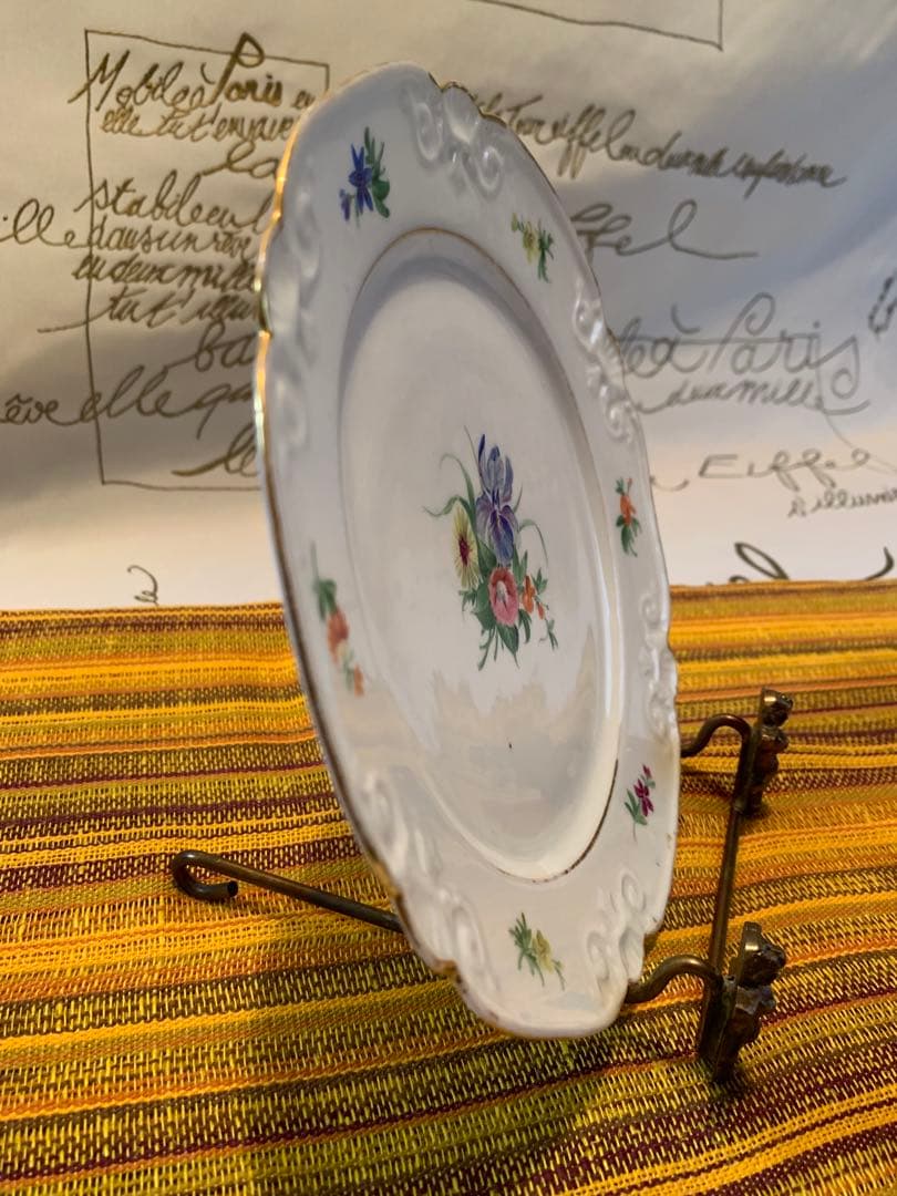 ロイヤルコペンハーゲン　レアな1820年〜アンティークの花柄エンボス加工のお皿！