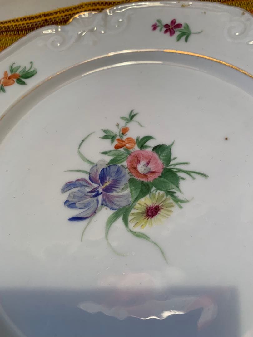 ロイヤルコペンハーゲン　レアな1820年〜アンティークの花柄エンボス加工のお皿！