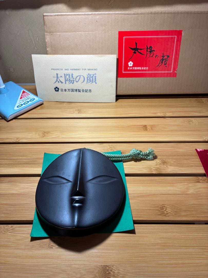値下げ致しました。 希少1970年大坂万博記念太陽の顔金白黒信楽焼き岡本太郎箱入