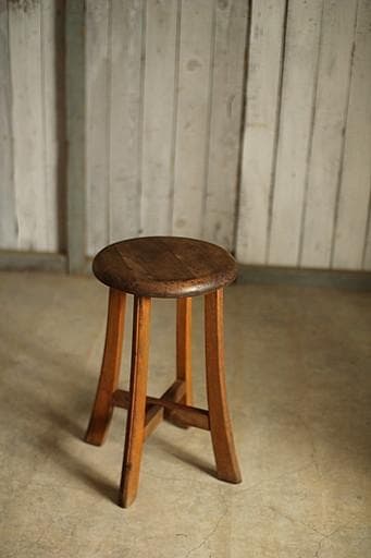 古く味のある木製の丸椅子