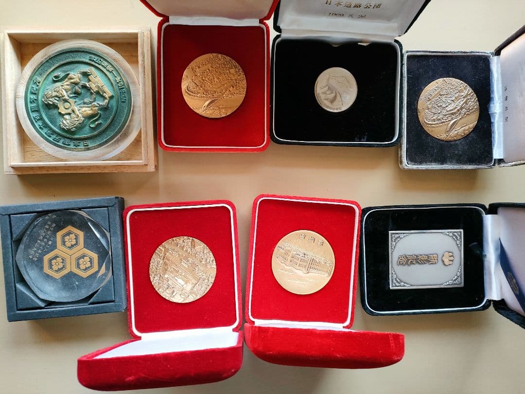 メダル　文鎮　など　ケースあり　計8枚