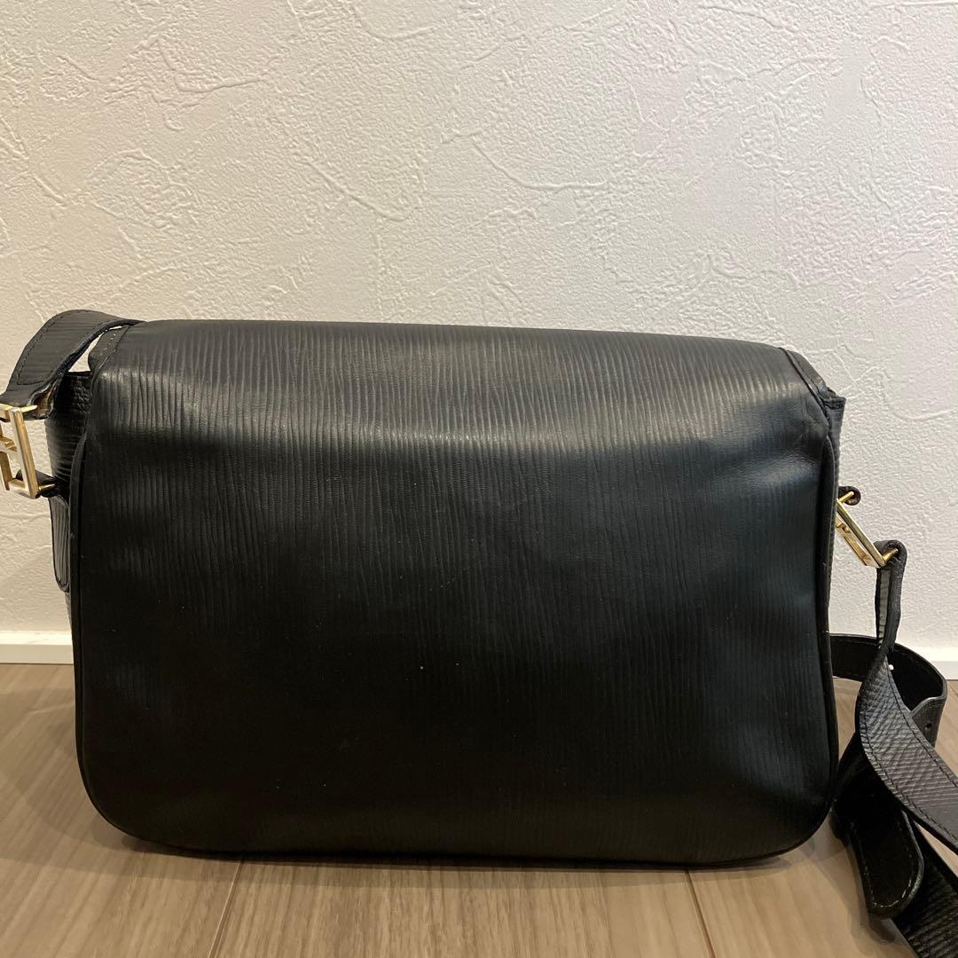 FENDI フェンディ ショルダーバッグ クロスボディ 肩掛け 斜め掛け 黒
