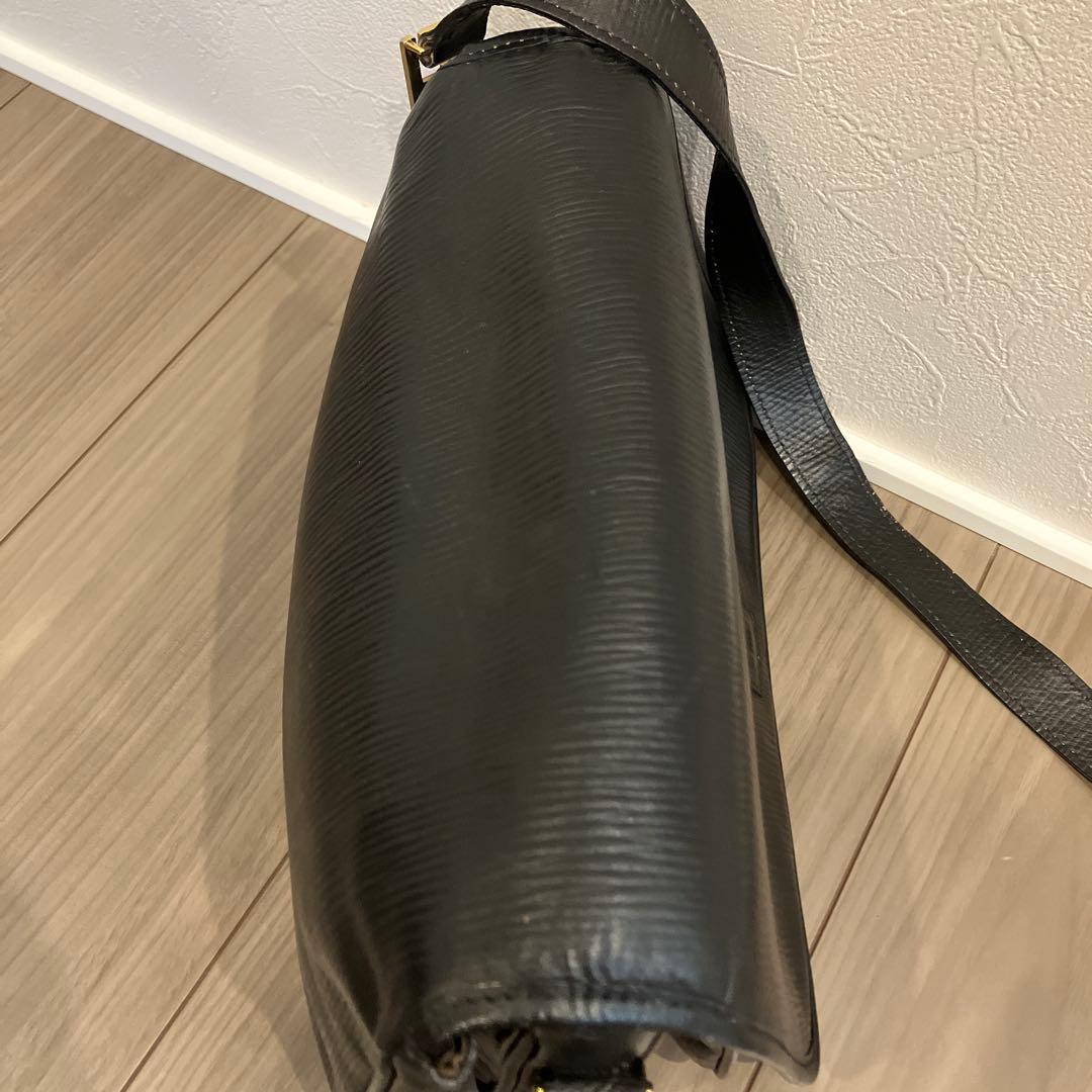 FENDI フェンディ ショルダーバッグ クロスボディ 肩掛け 斜め掛け 黒