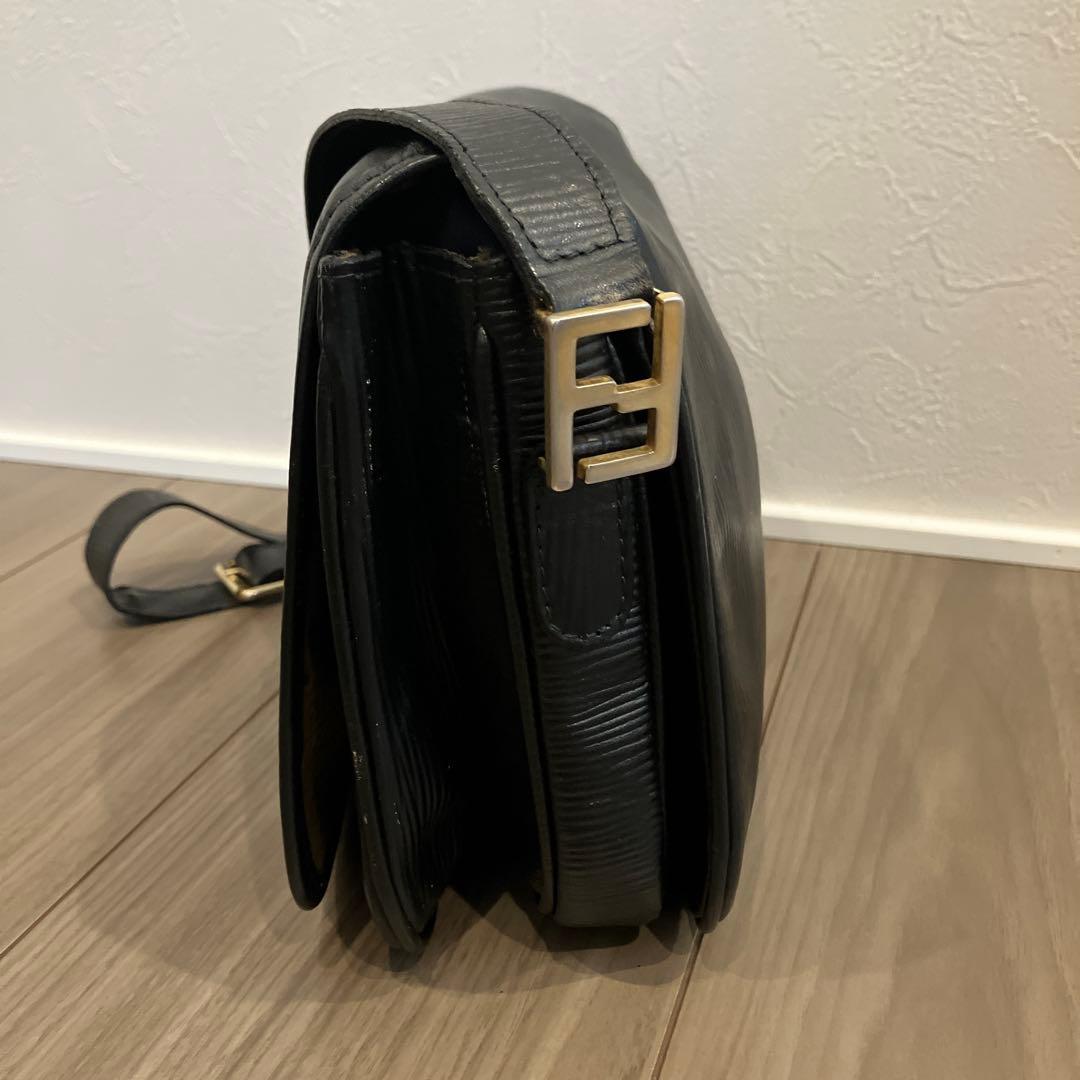 FENDI フェンディ ショルダーバッグ クロスボディ 肩掛け 斜め掛け 黒
