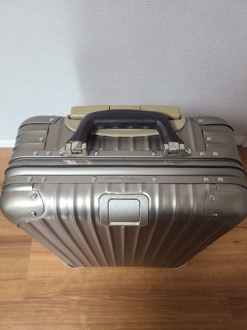 リモワ トパーズ プレミアム 35L 機内持ち込み 2輪 チタニウム アルミ