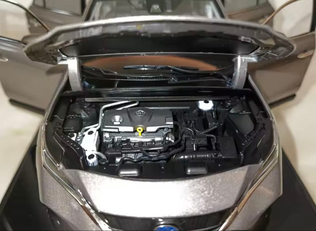 トヨタ ハリアー 1/18スケールモデルミニカー