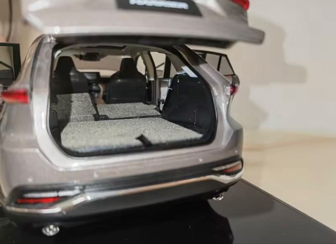 トヨタ ハリアー 1/18スケールモデルミニカー