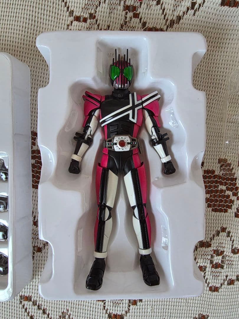 S.H.Figuarts 真骨彫製法 仮面ライダーディケイド（初期版）