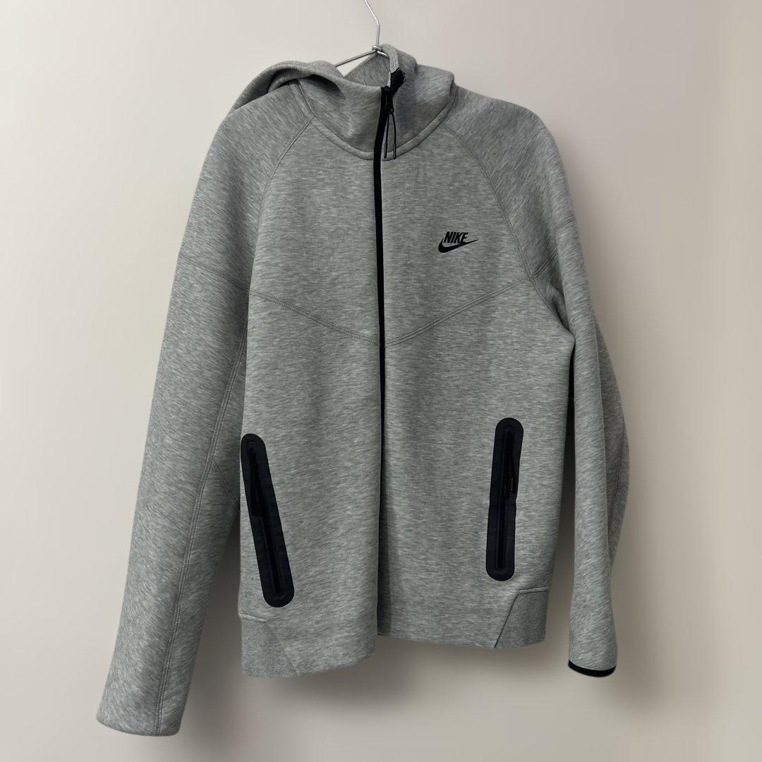 Nike グレー フルジップパーカーとスウェットパンツセット　チャック破損あり
